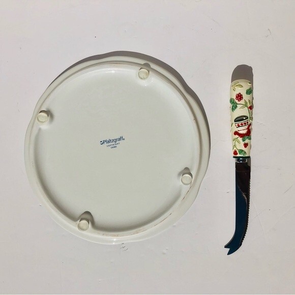 PFALTZGRAFF CHEESE TRAY WITH SCULPED SLICER WINTERBERRY 8" ROUND - Picture 4 of 7